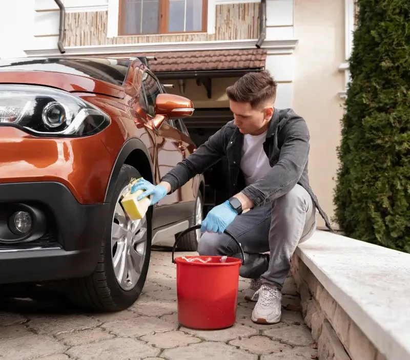 Lavage auto à domicile La Ville-aux-Clercs : professionnel intervenant sur un véhicule